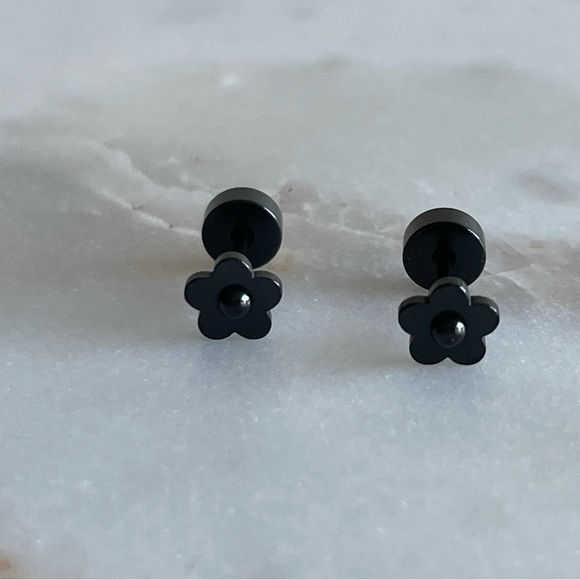 unbranded Jewelry - Flatback daisy stud earrings stainless steel black hypoallergenic comfortable